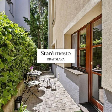 Stylish Historical Apartment + Backyard Bratislava Exterior foto