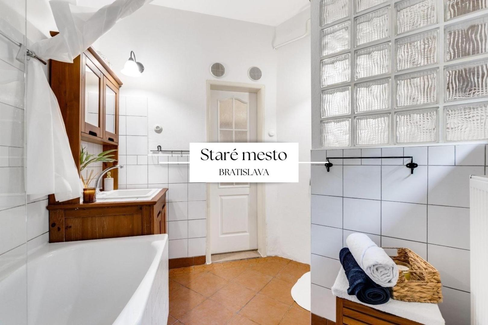 Stylish Historical Apartment + Backyard Bratislava Exterior foto